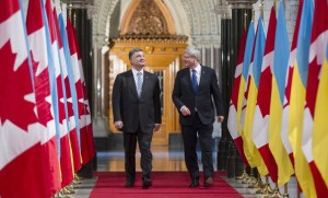Canadian Prime Minister Stephen Harper(R) and Ukrainian President Petro Poroshenko walk down the Hall of Honour on Parliament Hill in Ottawa, Ontario during Poroshenko's first official visit to Canada,on September 17, 2014. AFP/GEOFF ROBINS/STR