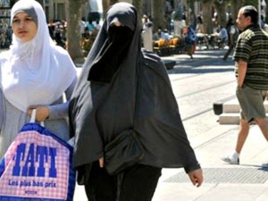 Muslim-women-in-Marseille-002-640x480