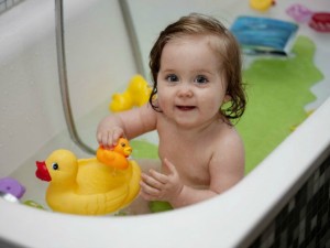 child-in-bathtub-afp-640x480