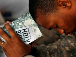 soldier-praying-bible-reuters-640x480