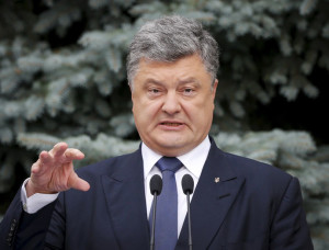 Ukraine's President Petro Poroshenko gestures as he proposes his project of changes in the constitution on decentralizing power in Kiev, Ukraine, July 1, 2015. REUTERS/Valentyn Ogirenko  - RTX1IMRW
