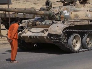 syrian-soldier-run-over-by-tank-isis-video-screenshot-640x480